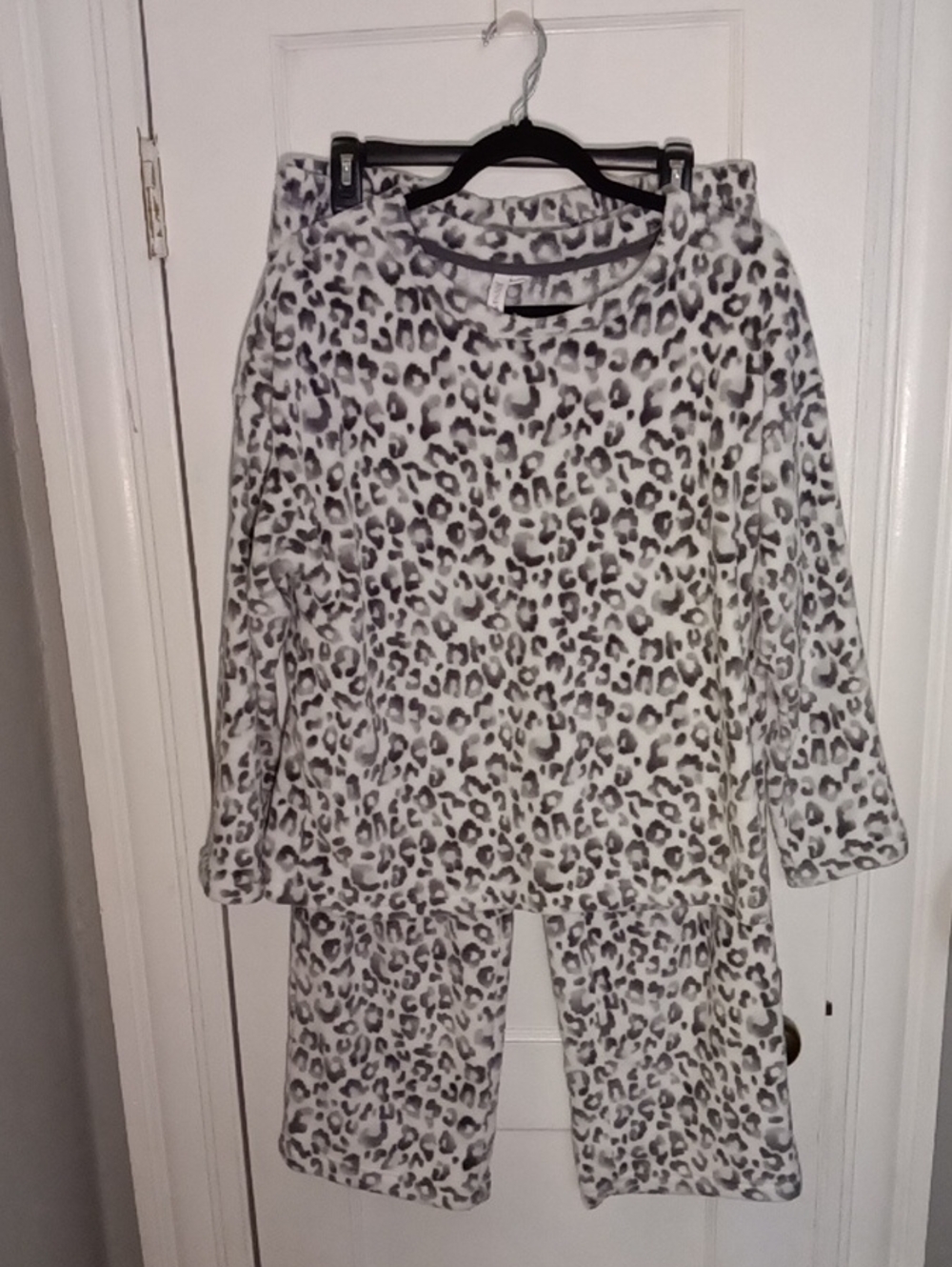 Women's Plush Leopard Print Pajama Set - Gray/White